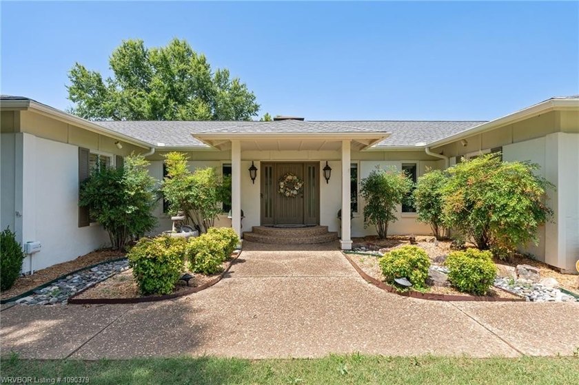 Gorgeous new listing on Free Ferry Circle. This estate-size home - photo 3