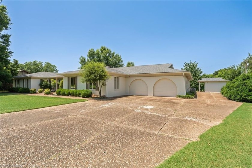 Gorgeous new listing on Free Ferry Circle. This estate-size home - photo 6