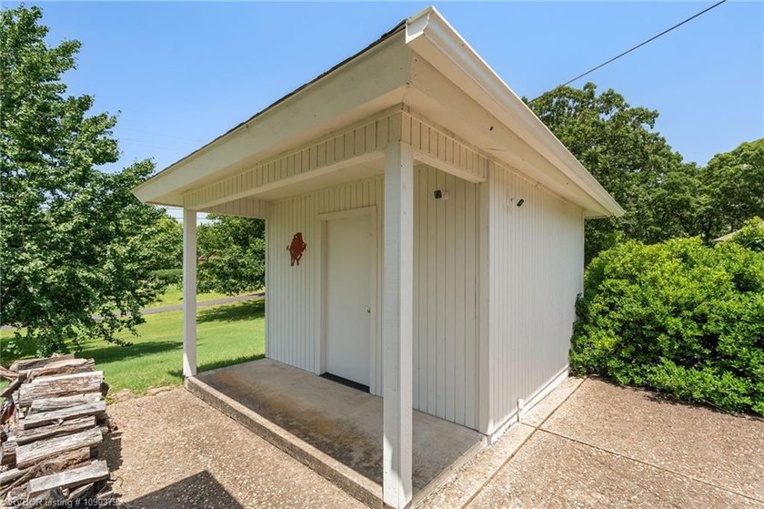 Gorgeous new listing on Free Ferry Circle. This estate-size home - photo 8