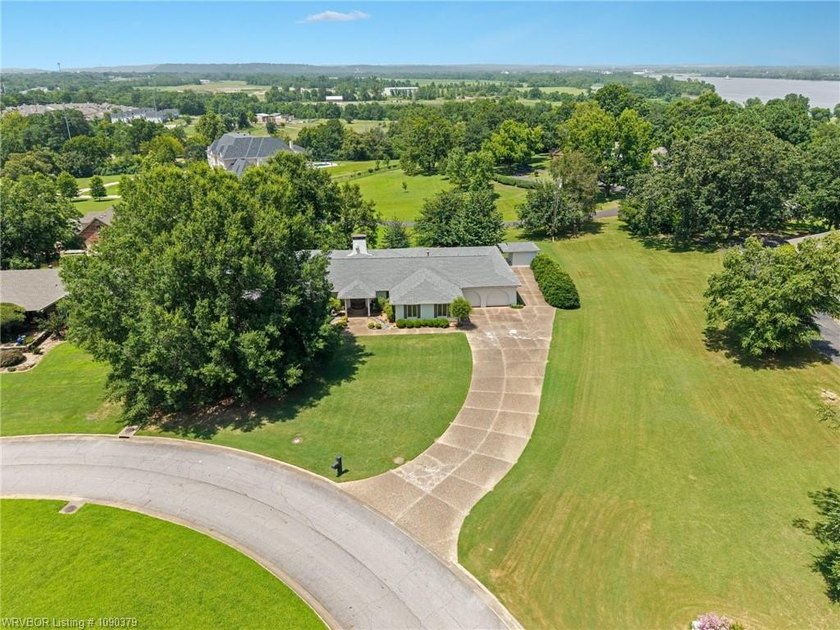 Gorgeous new listing on Free Ferry Circle. This estate-size home - photo 10