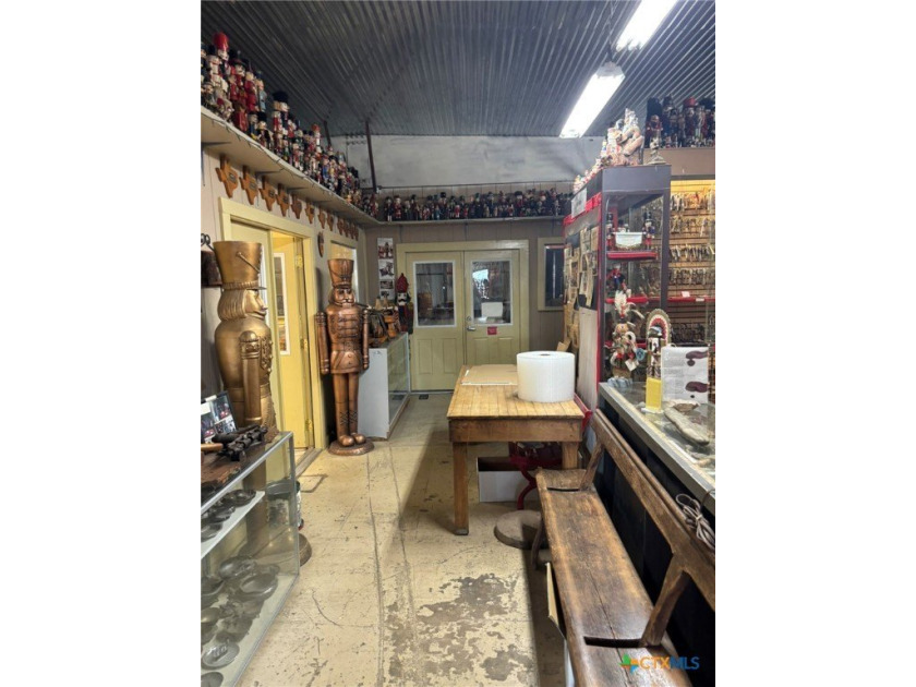 For sale in Seguin, Texas: a well-known commercial property - photo 15