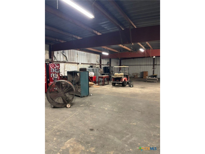 For sale in Seguin, Texas: a well-known commercial property - photo 21