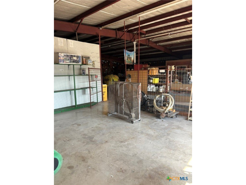 For sale in Seguin, Texas: a well-known commercial property - photo 24