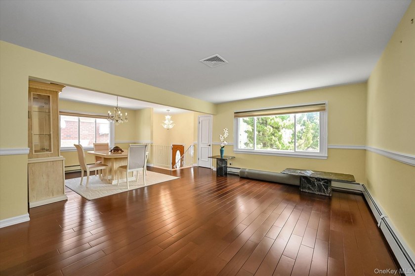 Detached brick &amp; stone hi-ranch in mint condition !! Beautiful - photo 3