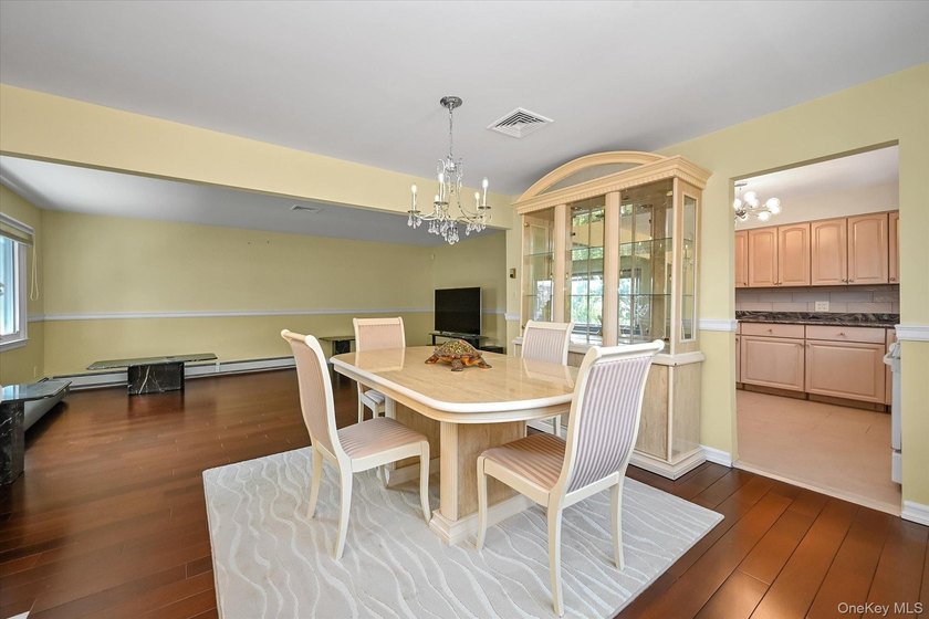 Detached brick &amp; stone hi-ranch in mint condition !! Beautiful - photo 4