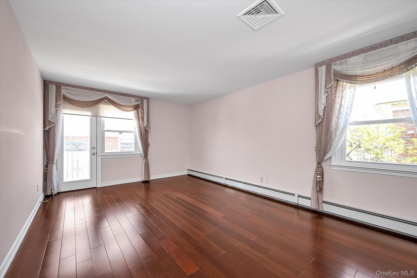 Detached brick &amp; stone hi-ranch in mint condition !! Beautiful - photo 8