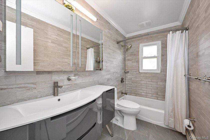 Detached brick &amp; stone hi-ranch in mint condition !! Beautiful - photo 9