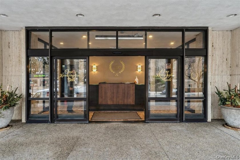 Elegant, pristine, and spacious 2-bedroom, renovated 2.5-bath - photo 3