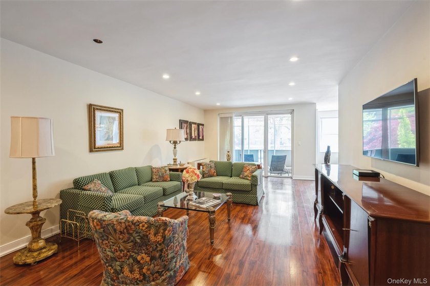 Elegant, pristine, and spacious 2-bedroom, renovated 2.5-bath - photo 5