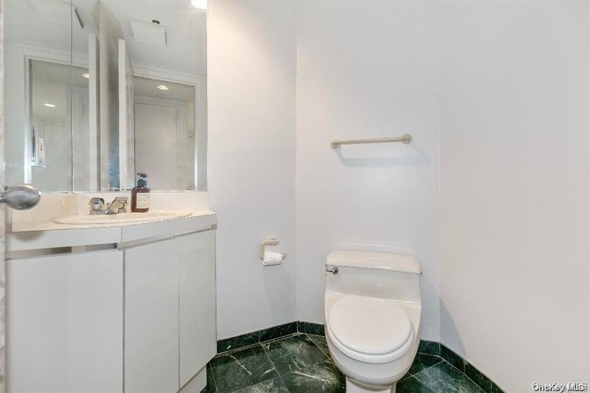 bright &amp; spacious all renovated one bedroom 1.5 bath condo - photo 6