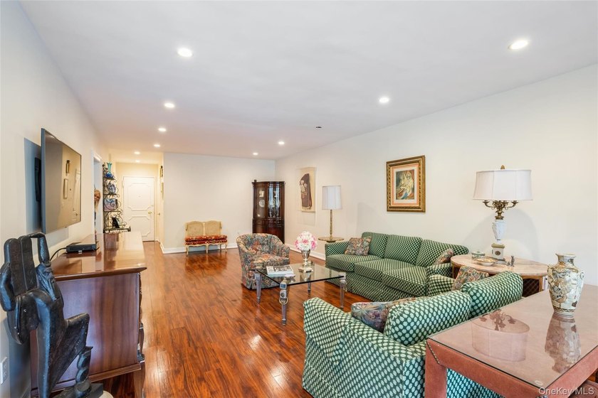 Elegant, pristine, and spacious 2-bedroom, renovated 2.5-bath - photo 6