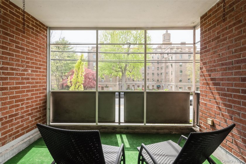 Elegant, pristine, and spacious 2-bedroom, renovated 2.5-bath - photo 8