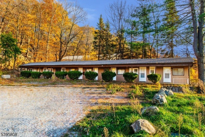 FORMER MOTEL DIRECTLY ACROSS THE STREET FROM ICONIC LAKE - photo 31
