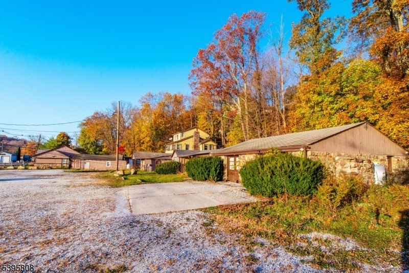FORMER MOTEL DIRECTLY ACROSS THE STREET FROM ICONIC LAKE - photo 33