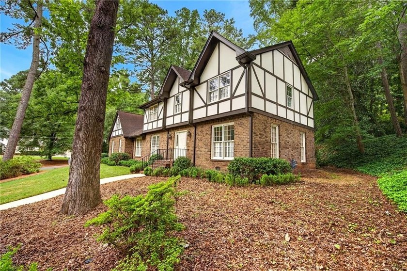 Incredible opportunity in sought-after Hampton Hall, ideally - photo 2