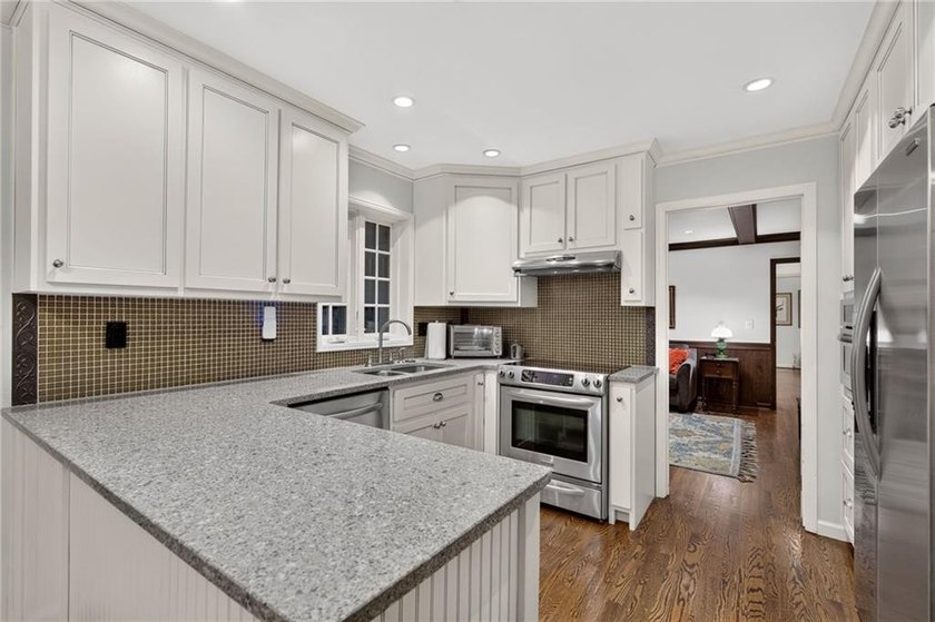 Incredible opportunity in sought-after Hampton Hall, ideally - photo 9