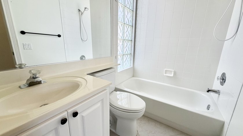 NEW ROOF 2024!! Beautifully maintained 3-bedroom + den, 2-bath - photo 14