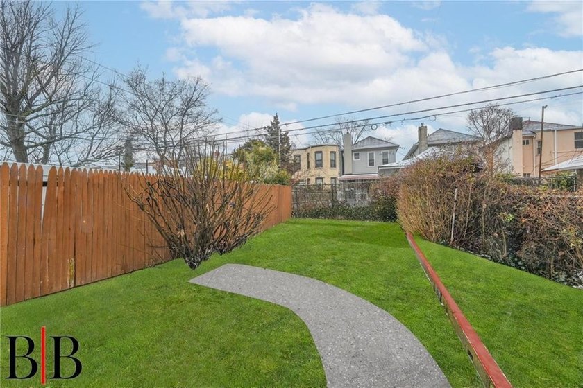 Kensington one family detached sitting on a 20 x 120 property - photo 22