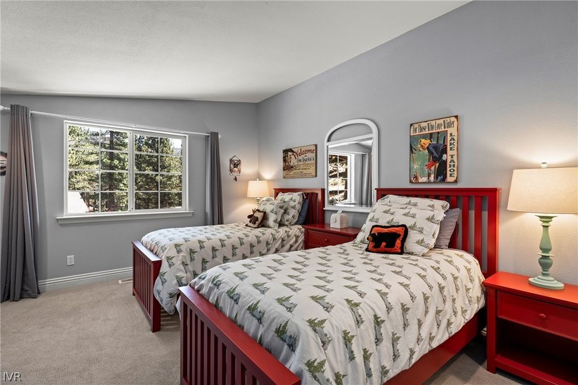 Light, bright, &amp; beautifully maintained, this 4-bed, 3-bath - photo 22