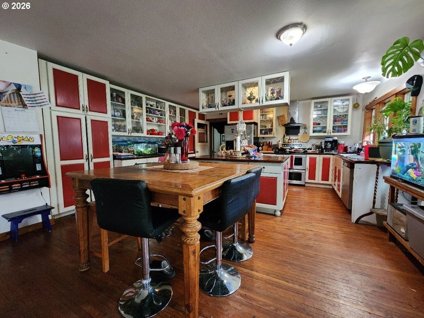 Tucked away among the Trees, this private Country retreat offers - photo 4