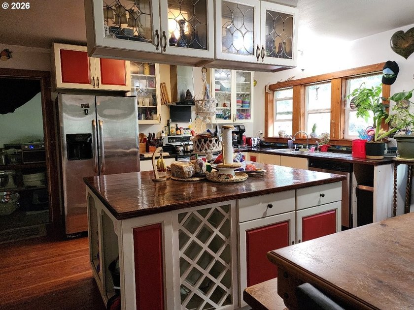 Tucked away among the Trees, this private Country retreat offers - photo 5