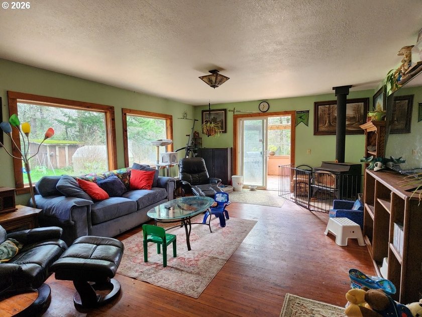 Tucked away among the Trees, this private Country retreat offers - photo 7