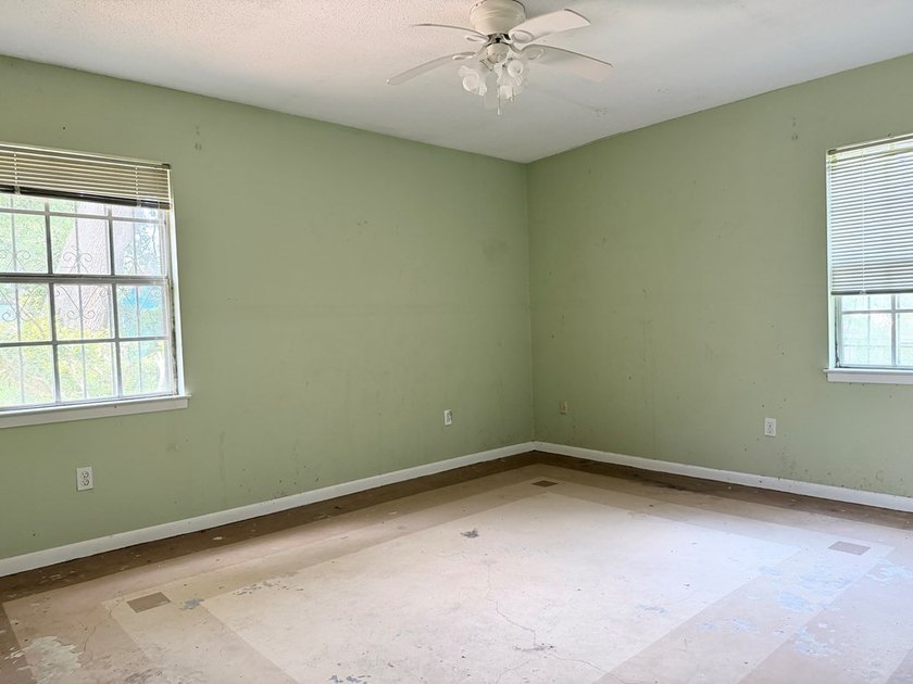 Great Location! BRAND NEW ROOF! Close to schools, shopping, and - photo 12