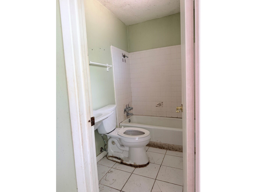 Great Location! BRAND NEW ROOF! Close to schools, shopping, and - photo 13