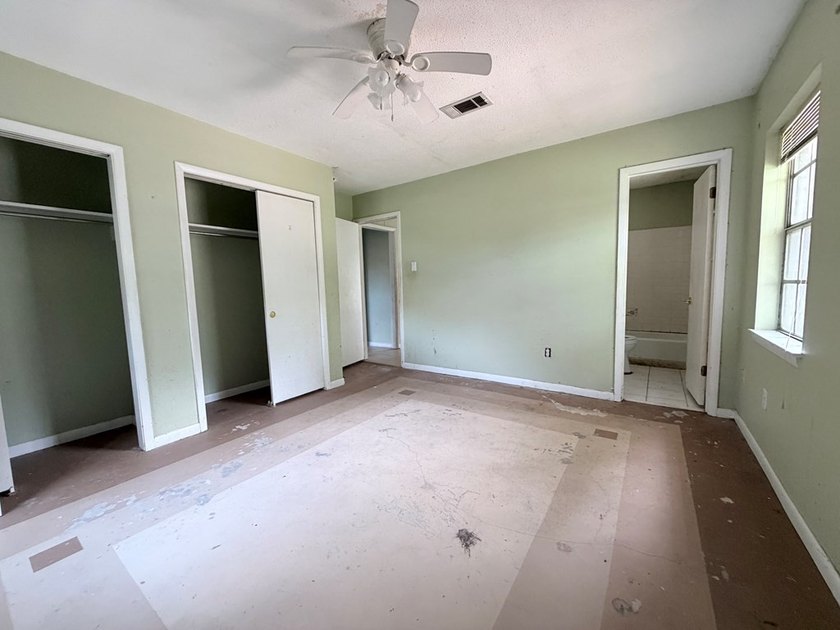 Great Location! BRAND NEW ROOF! Close to schools, shopping, and - photo 14
