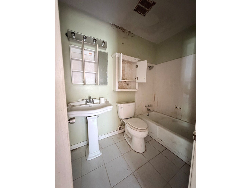 Great Location! BRAND NEW ROOF! Close to schools, shopping, and - photo 15