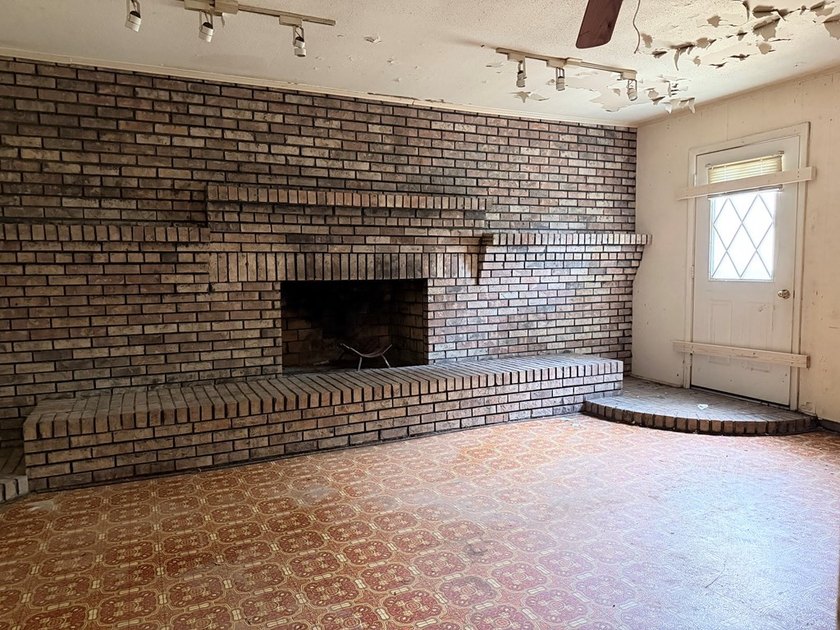Great Location! BRAND NEW ROOF! Close to schools, shopping, and - photo 16