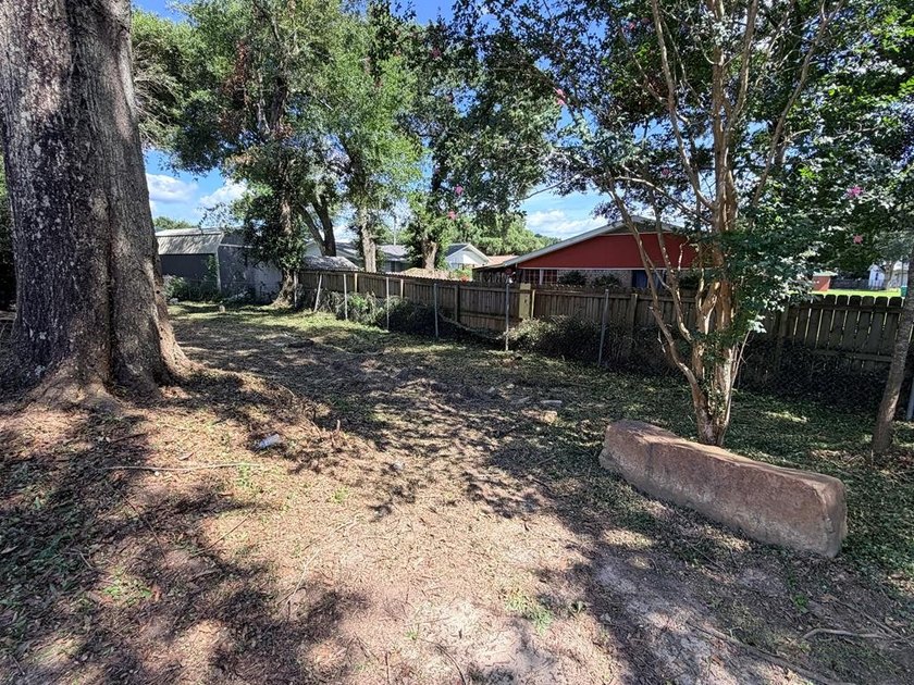Great Location! BRAND NEW ROOF! Close to schools, shopping, and - photo 18