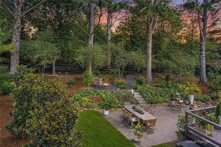BEAUTIFUL OUTDOOR LIVING AND UPDATED KITCHEN &amp; OWNERS BATH IN - photo 2