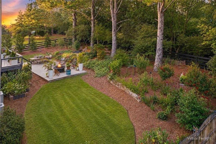 BEAUTIFUL OUTDOOR LIVING AND UPDATED KITCHEN &amp; OWNERS BATH IN - photo 3