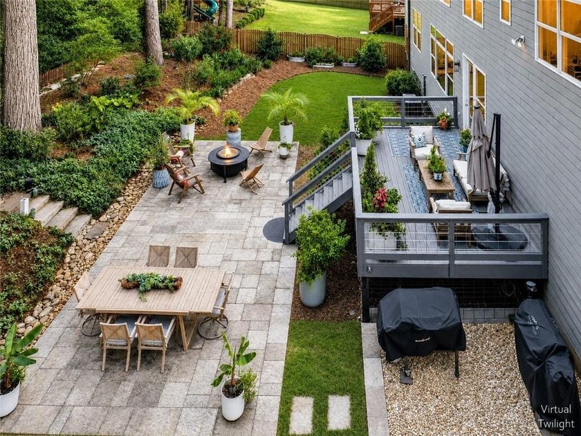 BEAUTIFUL OUTDOOR LIVING AND UPDATED KITCHEN &amp; OWNERS BATH IN - photo 4
