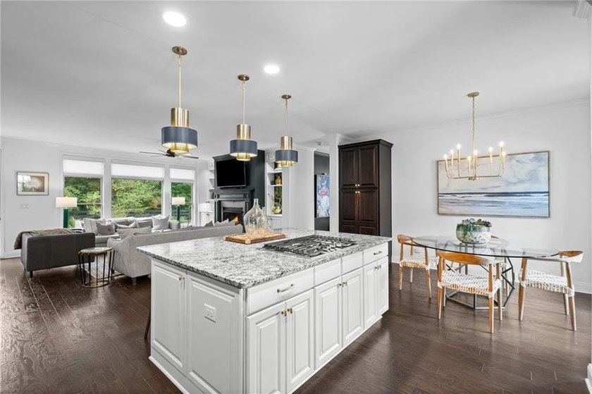 BEAUTIFUL OUTDOOR LIVING AND UPDATED KITCHEN &amp; OWNERS BATH IN - photo 10