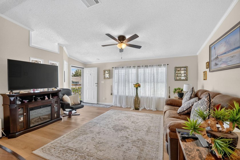Welcome to this beautifully maintained and move-in ready - photo 11