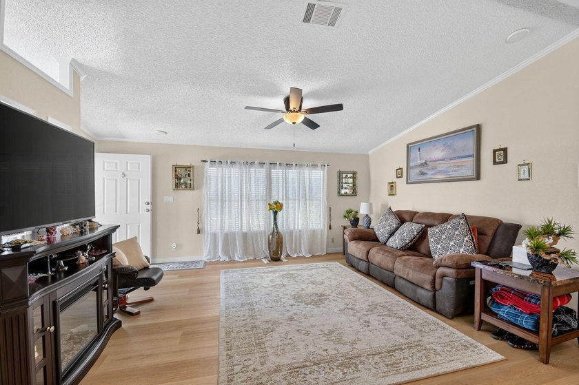 Welcome to this beautifully maintained and move-in ready - photo 12