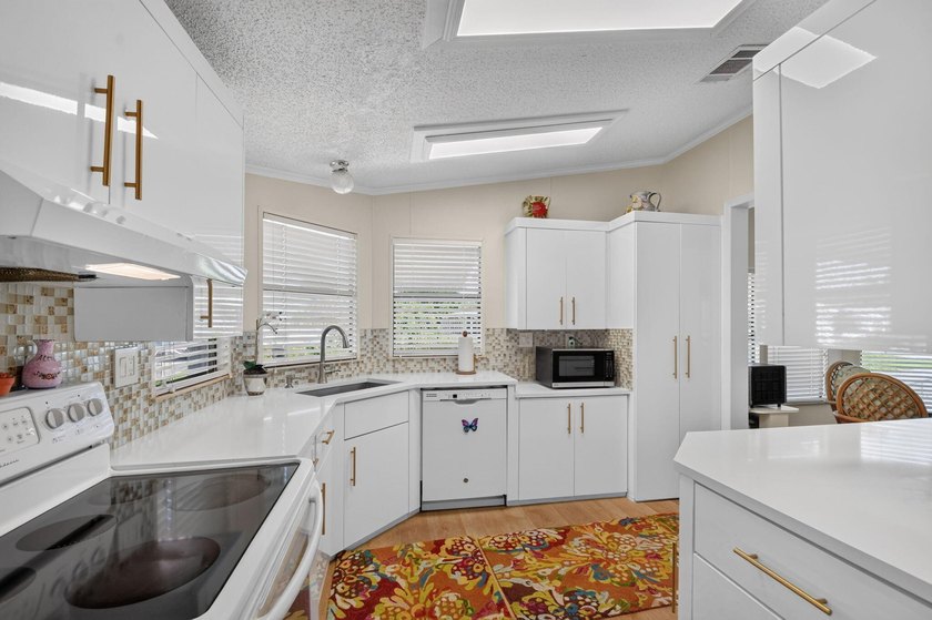 Welcome to this beautifully maintained and move-in ready - photo 16