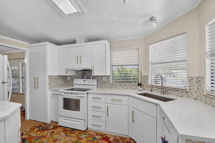Welcome to this beautifully maintained and move-in ready - photo 18