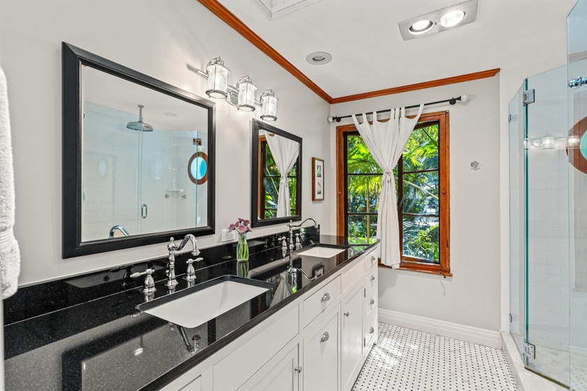 Discover your very own enchanted residence and guest cottage - photo 19