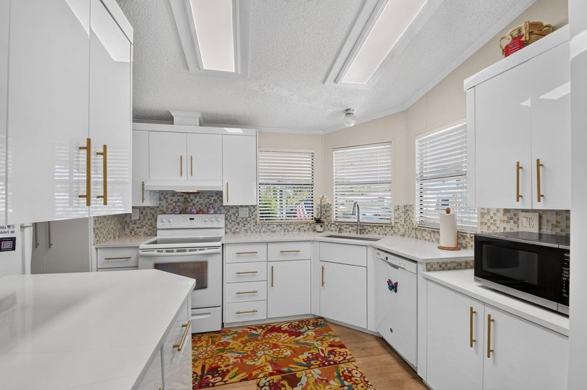 Welcome to this beautifully maintained and move-in ready - photo 19