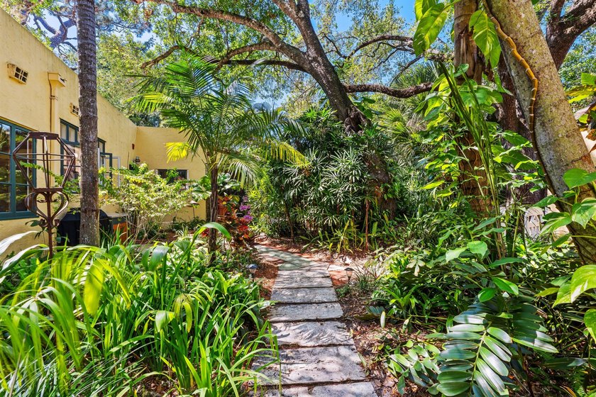 Discover your very own enchanted residence and guest cottage - photo 30