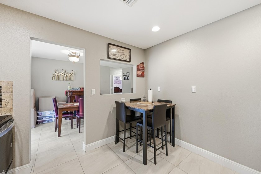 Looking for a stunning, maintained residence located in Sunrise? - photo 11