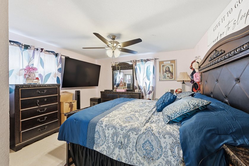 Looking for a stunning, maintained residence located in Sunrise? - photo 14
