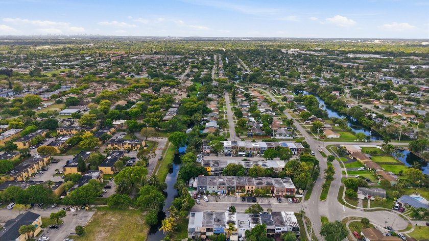 Looking for a stunning, maintained residence located in Sunrise? - photo 30