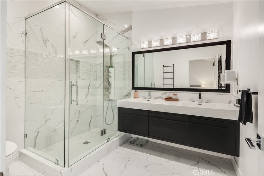Contemporary elegance meets exceptional craftsmanship in this - photo 14