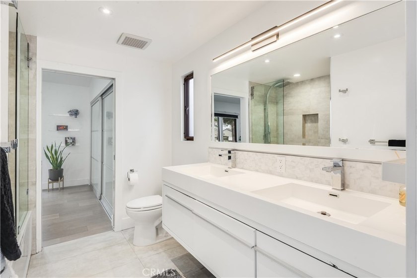 Contemporary elegance meets exceptional craftsmanship in this - photo 17