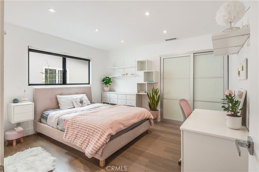 Contemporary elegance meets exceptional craftsmanship in this - photo 19