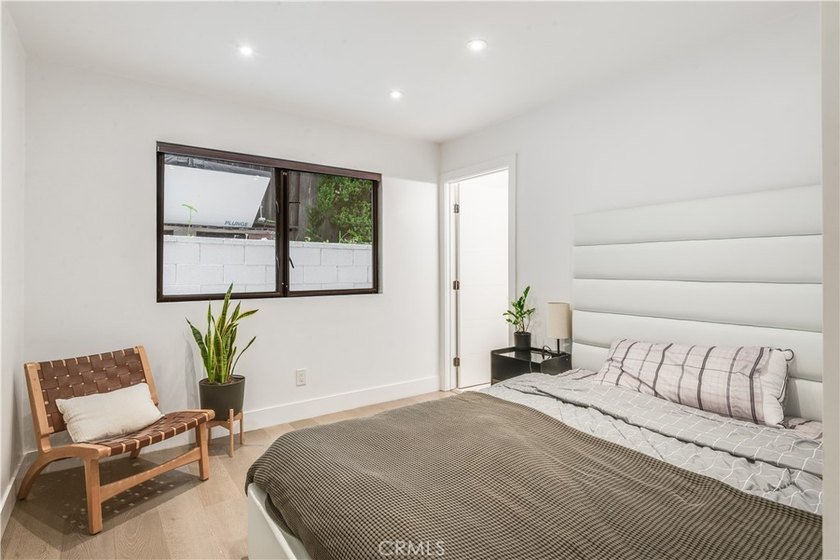 Contemporary elegance meets exceptional craftsmanship in this - photo 20